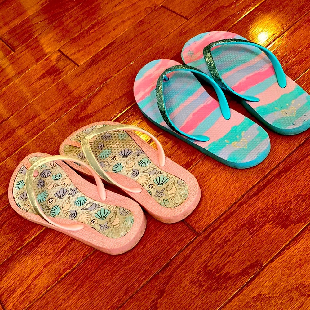 Pair of size 3-4 girls flip flop. Worn this summer